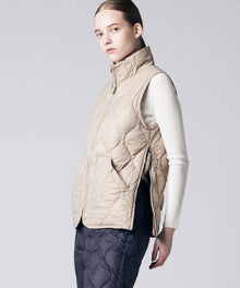 G.BEIGE／Model Height 170cm／Wearing Size XS