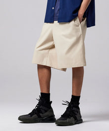 OFF WHITE／Model Height 181cm／Wearing Size M