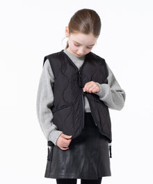 BLACK／Model Height 135cm／Wearing Size 140